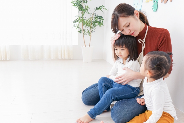 A sick child and their worried family 病気の子供と心配する家族